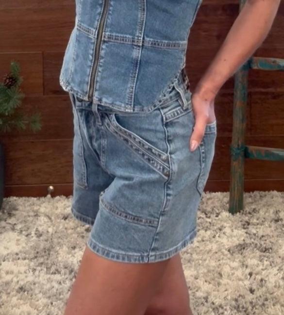 DOUBLE CARPENTER POCKET SHORTS IN MEDIUM WASH