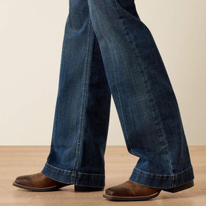 This trouser features intricate 3D pocket detailing and a comfortable figure-flattering rise