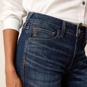 Distinct pocket seams and a universally flattering fit define these boot-cut jeans as an instant classic.