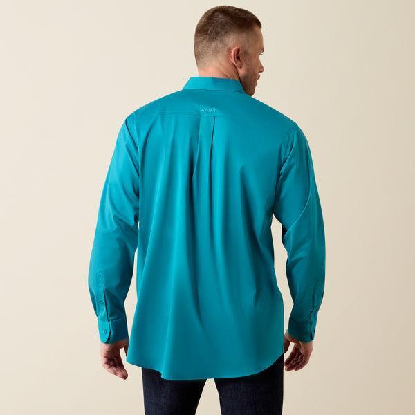 Man wearing a turquoise shirt