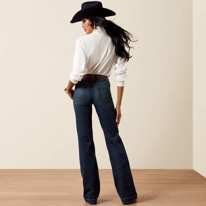 Distinct pocket seams and a universally flattering fit define these boot-cut jeans as an instant classic.
