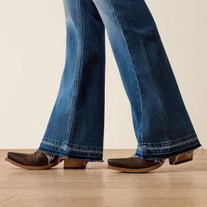 Person wearing a white shirt and blue jeans