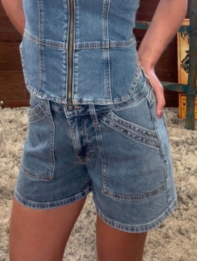 DOUBLE CARPENTER POCKET SHORTS IN MEDIUM WASH