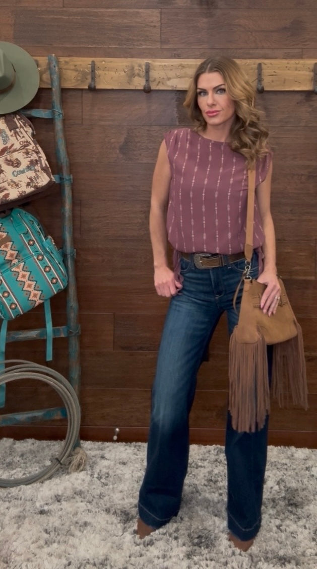 Woman wearing a mauve top with a pattern