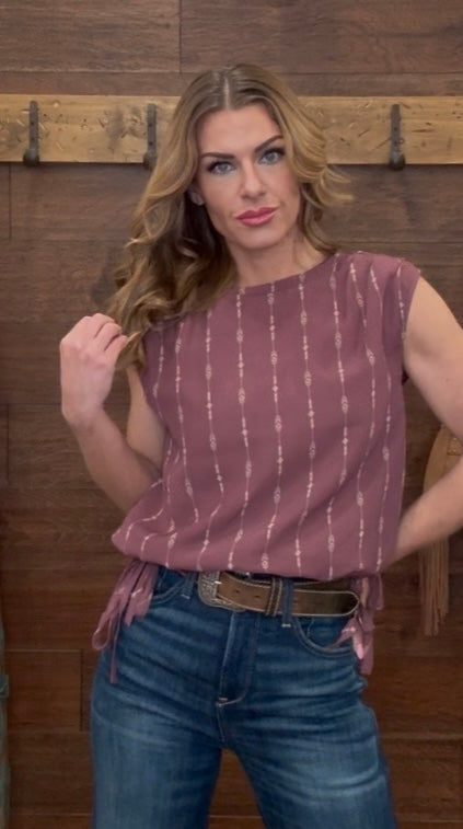 Woman wearing a mauve top with a pattern