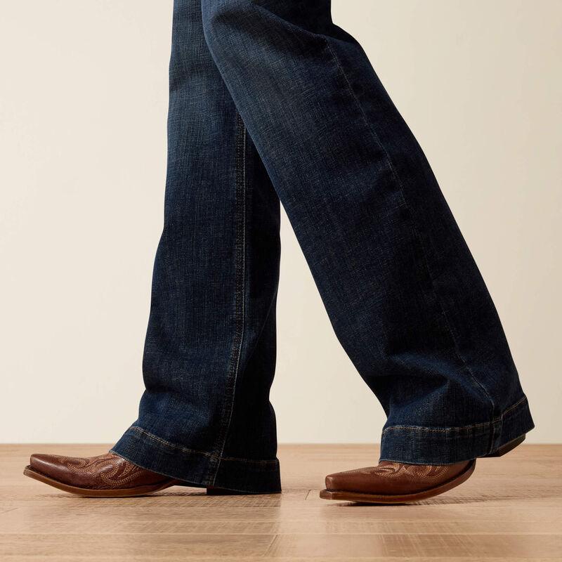 Distinct pocket seams and a universally flattering fit define these boot-cut jeans as an instant classic. 