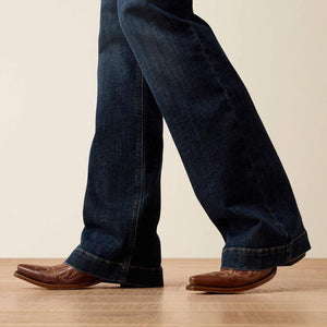 Distinct pocket seams and a universally flattering fit define these boot-cut jeans as an instant classic. 