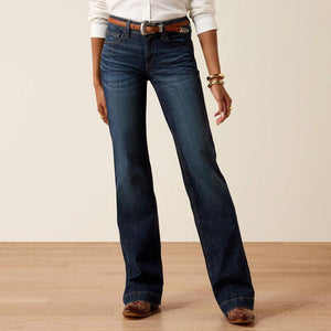 Distinct pocket seams and a universally flattering fit define these boot-cut jeans as an instant classic. 