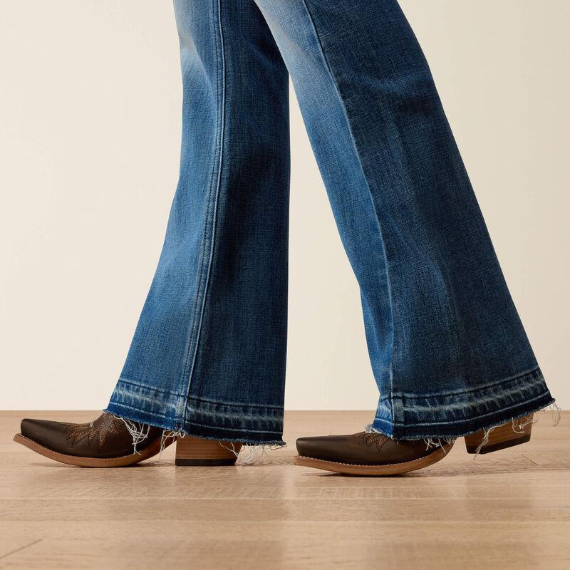 Person wearing a white shirt and blue jeans 